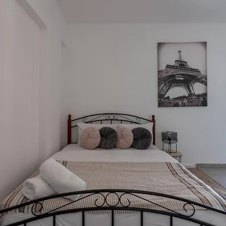 Terre 1-br Apt In + Balcony *