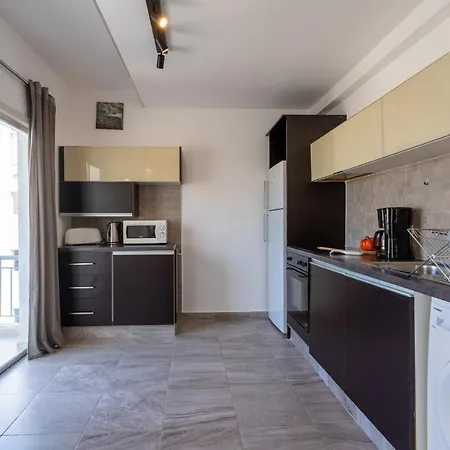 Terre 1-br Apt In + Balcony *