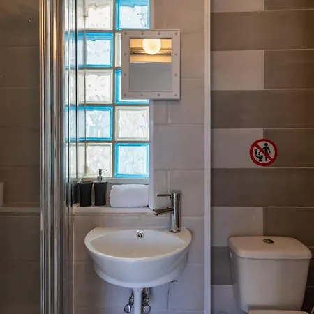 Terre 1-br Apt In + Balcony