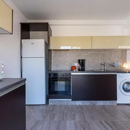 Terre 1-br Apt In + Balcony * Ларнака