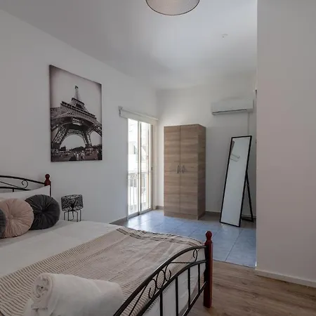 Terre 1-br Apt In + Balcony